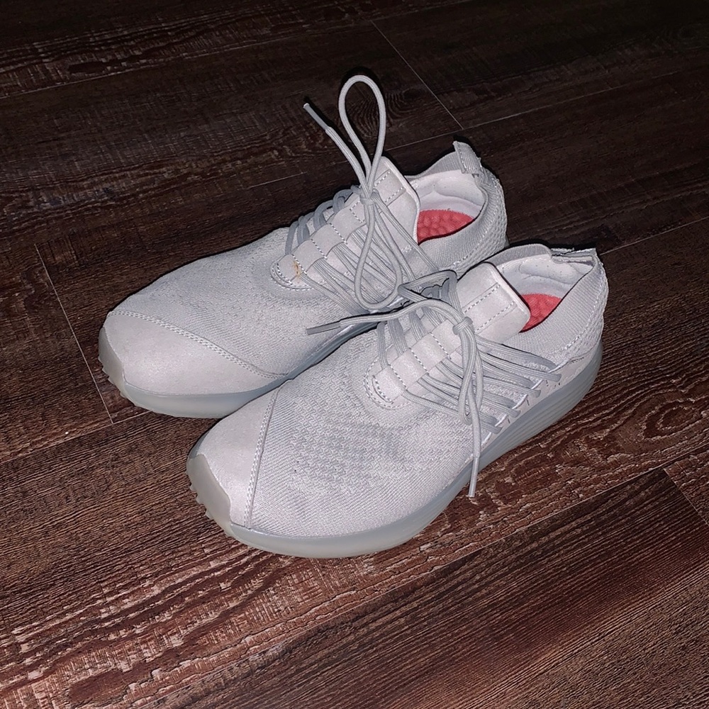 Lane eight, women’s trainer AD 1, lunar grey